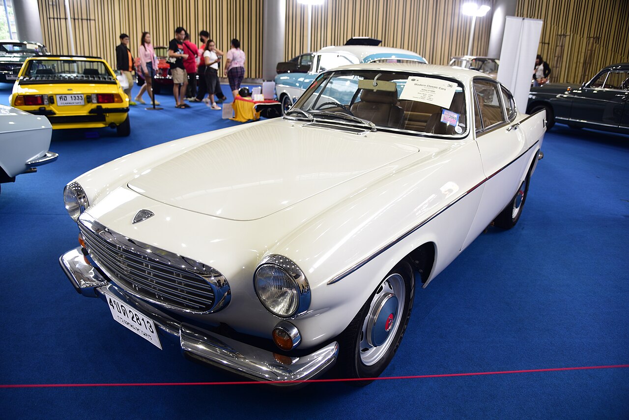 Volvo P1800 form reference